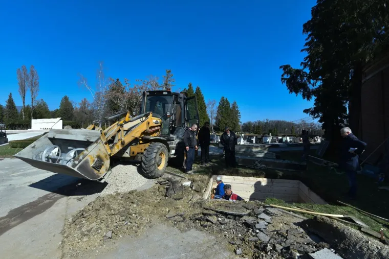 Na Mirogoju su u tijeku radovi na grobu gradonačelnika Milana Bandića