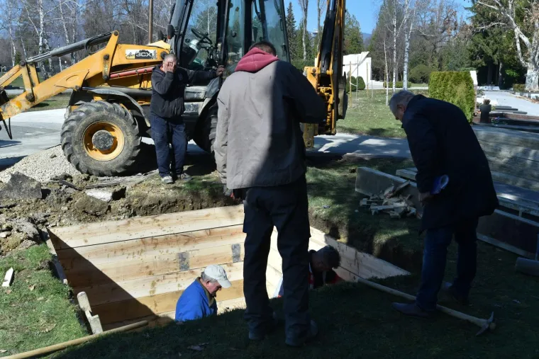 Na Mirogoju su u tijeku radovi na grobu gradonačelnika Milana Bandića