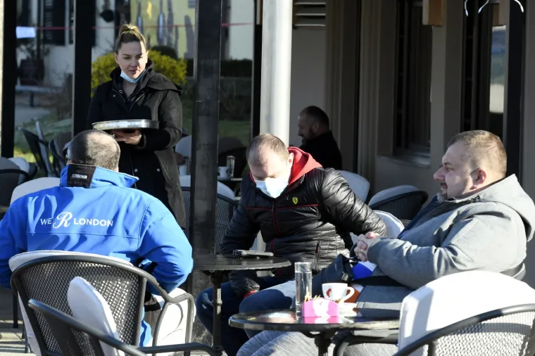 01.03.2021., Sisak - Unatoč hladnoći Si&scaron;čani nakon dužeg vremena uživaju u ispijanju prve jutarnje kave na terasama omiljenih kafića. Foto: Nikola Čutuk/PIXSELL