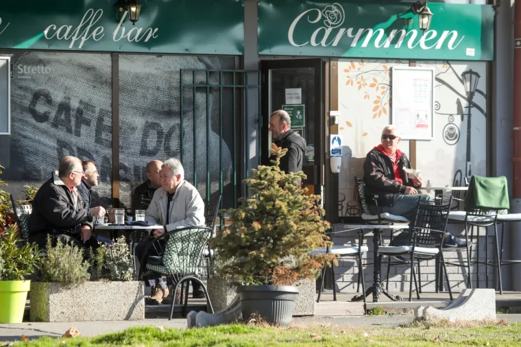 01.03.2021., Osijek - Otvorene su terase kafića ali zbog niske temperature i vjetra tek mali broj Osječana odlučio se u omiljenom kafiću popiti prvu jutarnju kavu. Terase obasjane suncem i one koje su opremljene plinskim grijalicama ipak su privukle ne&scaron;to veći broj gostiju. Foto: Dubravka Petrić/PIXSELL