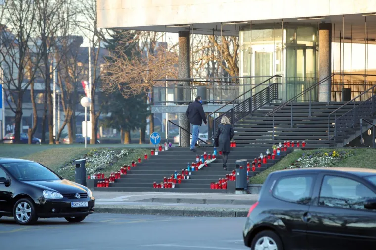 Građani Zagreba uz paljenje svijeća i upisom u Knjigu žalosti u Gradskom poglavarstvu odaju počast preminulom gradonačelniku Milanu Bandiću.