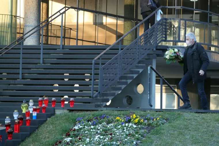 GRAĐANI SE UPISUJU U KNJIGU ŽALOSTI: Hoćete li se i vi potpisati i tako odati počast Milanu Bandiću?