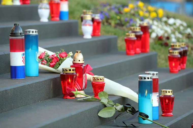 GRAĐANI SE UPISUJU U KNJIGU ŽALOSTI: Hoćete li se i vi potpisati i tako odati počast Milanu Bandiću?