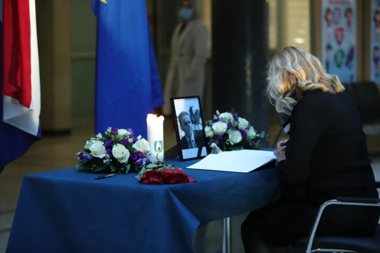 GRAĐANI SE UPISUJU U KNJIGU ŽALOSTI: Hoćete li se i vi potpisati i tako odati počast Milanu Bandiću?