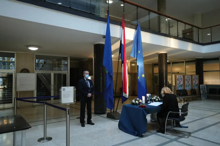 GRAĐANI SE UPISUJU U KNJIGU ŽALOSTI: Hoćete li se i vi potpisati i tako odati počast Milanu Bandiću?