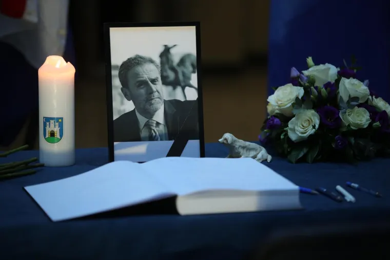 GRAĐANI SE UPISUJU U KNJIGU ŽALOSTI: Hoćete li se i vi potpisati i tako odati počast Milanu Bandiću?