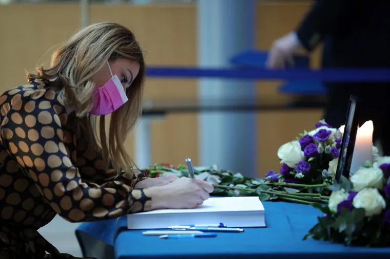 GRAĐANI SE UPISUJU U KNJIGU ŽALOSTI: Hoćete li se i vi potpisati i tako odati počast Milanu Bandiću?