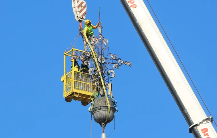 Zbog o&scaron;tećenja uklonjeni križ i jabuka sa zvonika crkve Presvetog Trojstva u Karlovcu