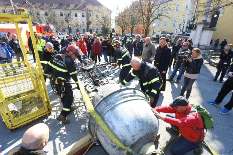 Zbog o&scaron;tećenja uklonjeni križ i jabuka sa zvonika crkve Presvetog Trojstva u Karlovcu
