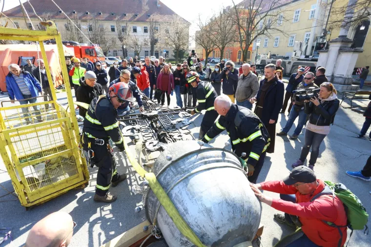 Zbog o&scaron;tećenja uklonjeni križ i jabuka sa zvonika crkve Presvetog Trojstva u Karlovcu