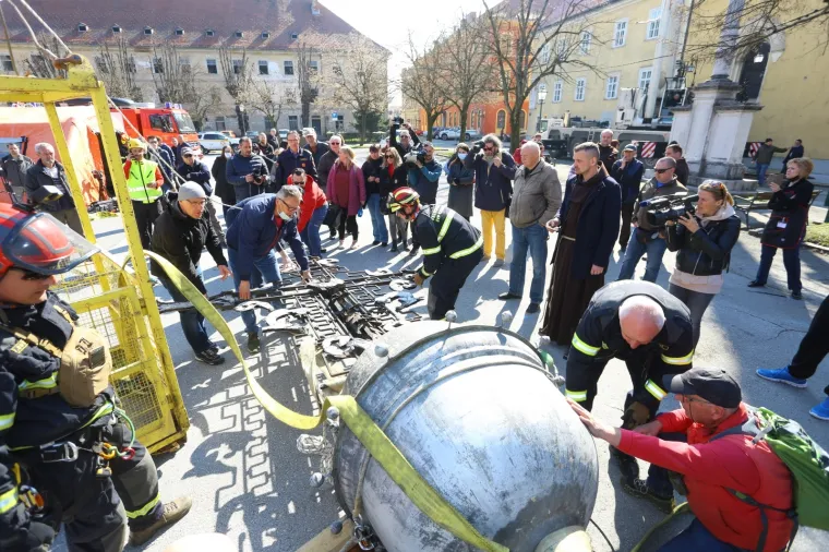 Zbog o&scaron;tećenja uklonjeni križ i jabuka sa zvonika crkve Presvetog Trojstva u Karlovcu
