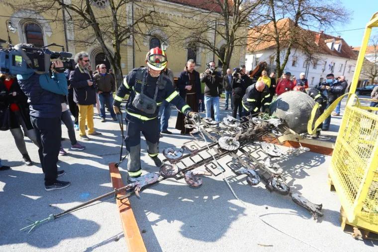 Zbog o&scaron;tećenja uklonjeni križ i jabuka sa zvonika crkve Presvetog Trojstva u Karlovcu