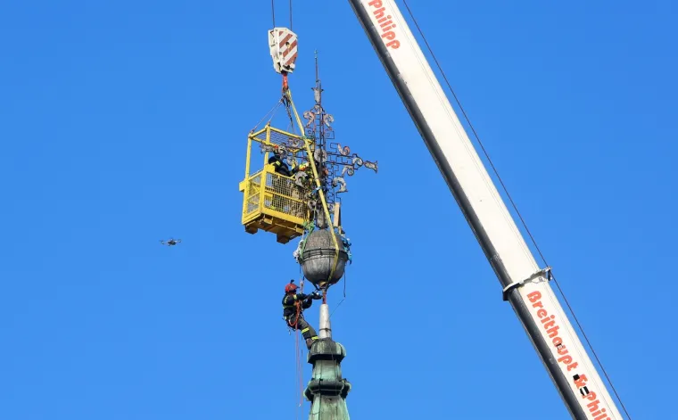 Zbog o&scaron;tećenja uklonjeni križ i jabuka sa zvonika crkve Presvetog Trojstva u Karlovcu