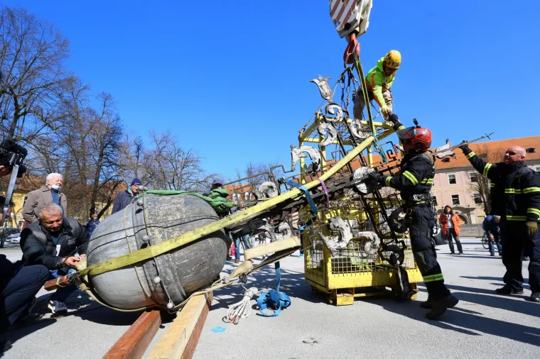 Zbog o&scaron;tećenja uklonjeni križ i jabuka sa zvonika crkve Presvetog Trojstva u Karlovcu