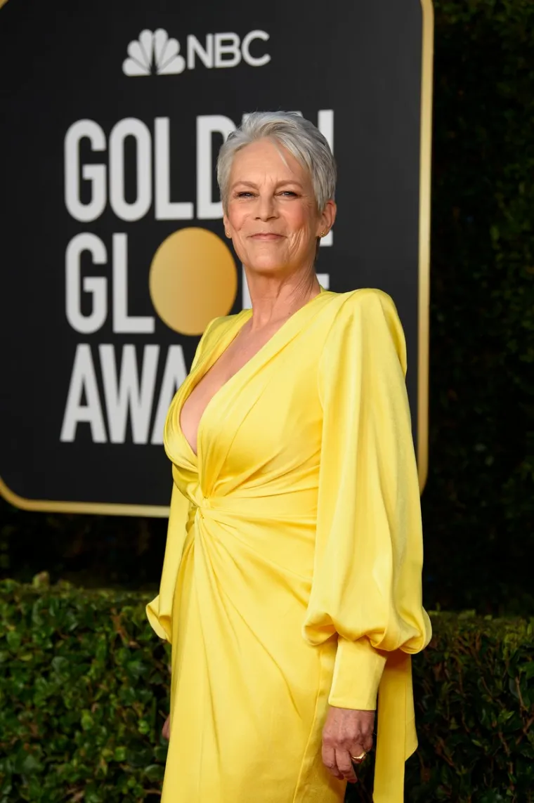 Glumica Jamie Lee Curtis (62) na dodjeli Zlatnih globusa bila je prezenterica, a na crvenom tepihu na Beverly Hillsu pojavila se je u dugoj žutoj haljini ubojitog dekoltea koju je obukla bez grudnjaka. Jamie je svojim modnim odabirom oduševila i fanove i struku. Foto: Profimedia