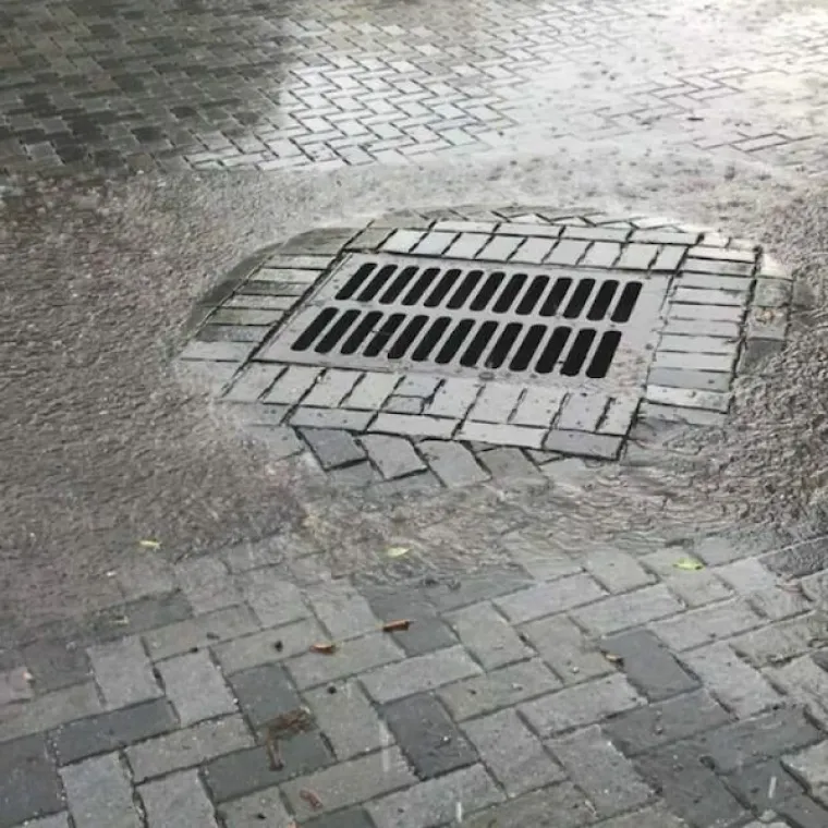 ZAŠTO NAM SE ČINI DA SU POSAO DOBILI PREKO VEZE? Obnova i dalje čeka, ali neće valjda uzeti ove majstore