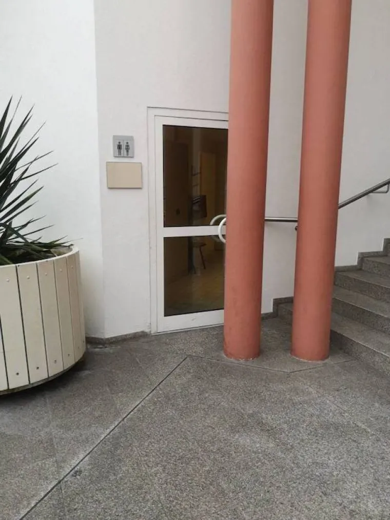 ZA&Scaron;TO NAM SE ČINI DA SU POSAO DOBILI PREKO VEZE? Obnova i dalje čeka, ali neće valjda uzeti ove majstore