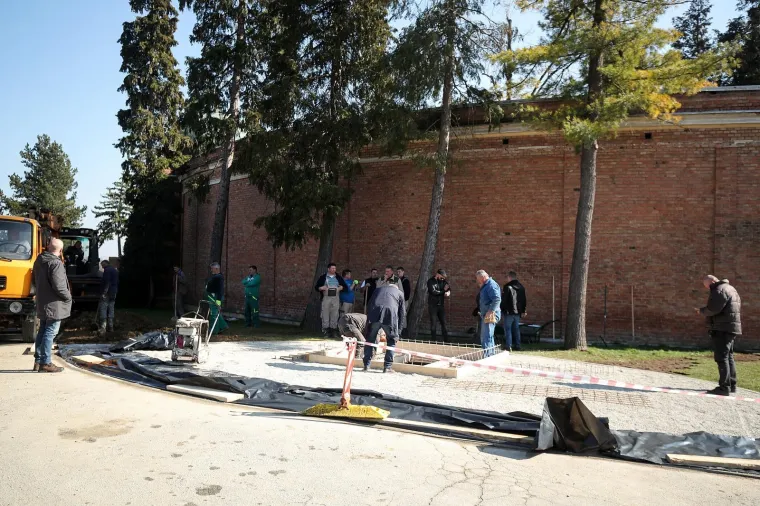 Uređuje se groblje: Pogledajte kako se na Mirogoju pripremaju za pogreb Milana Bandića