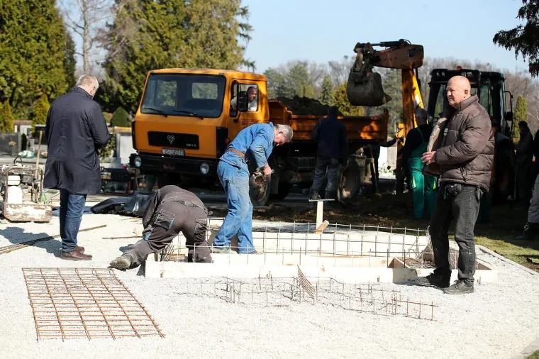 Uređuje se groblje: Pogledajte kako se na Mirogoju pripremaju za pogreb Milana Bandića