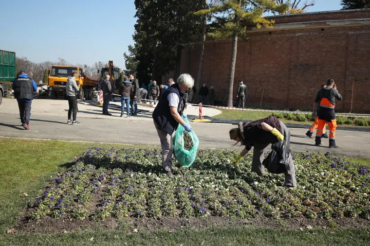 Uređuje se groblje: Pogledajte kako se na Mirogoju pripremaju za pogreb Milana Bandića