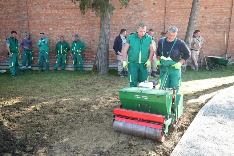 Uređuje se groblje: Pogledajte kako se na Mirogoju pripremaju za pogreb Milana Bandića