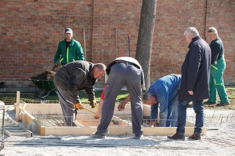 Uređuje se groblje: Pogledajte kako se na Mirogoju pripremaju za pogreb Milana Bandića