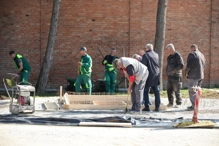 Uređuje se groblje: Pogledajte kako se na Mirogoju pripremaju za pogreb Milana Bandića