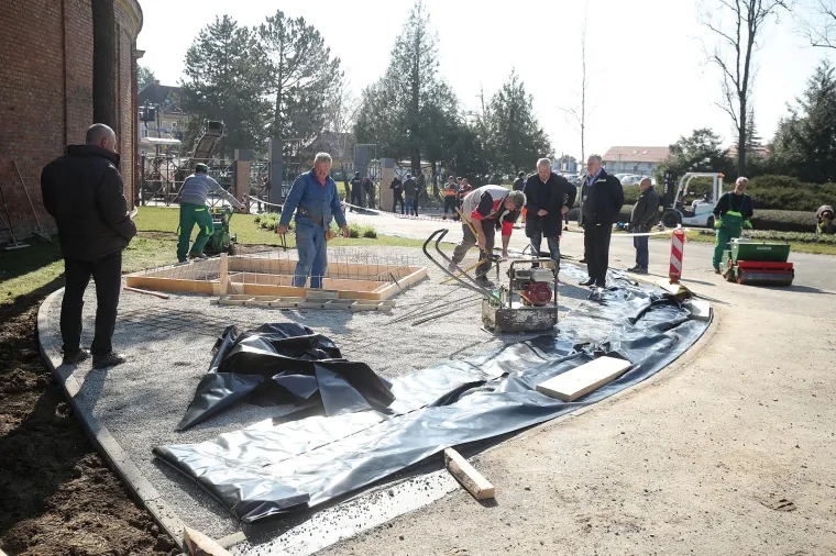 Uređuje se groblje: Pogledajte kako se na Mirogoju pripremaju za pogreb Milana Bandića