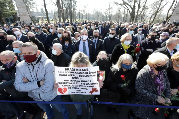Pogledajte koliko se ljudi skupilo na Bandićevom sprovodu. Dopu&scaron;teno je 25 ljudi