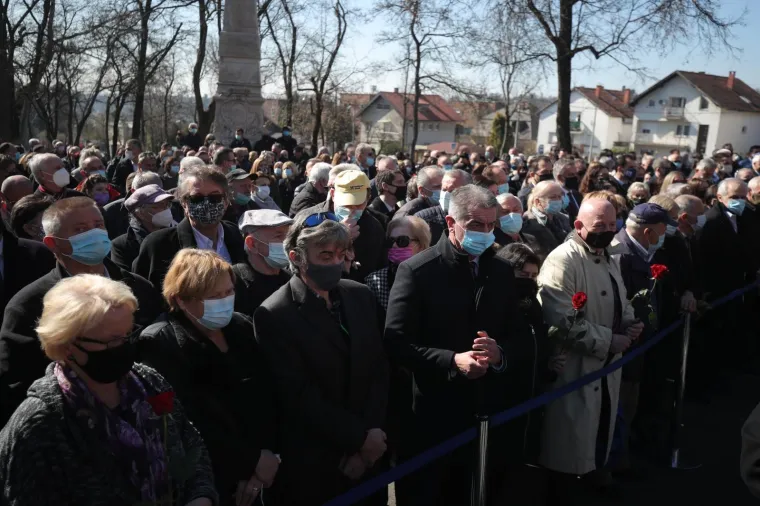 Pogledajte koliko se ljudi skupilo na Bandićevom sprovodu. Dopu&scaron;teno je 25 ljudi