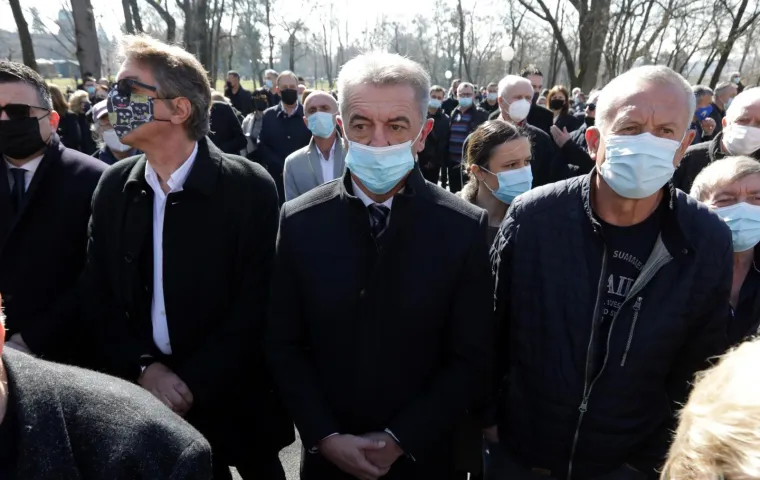 Pogledajte koliko se ljudi skupilo na Bandićevom sprovodu. Dopu&scaron;teno je 25 ljudi