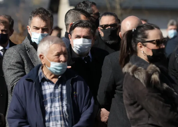 Pogledajte koliko se ljudi skupilo na Bandićevom sprovodu. Dopu&scaron;teno je 25 ljudi