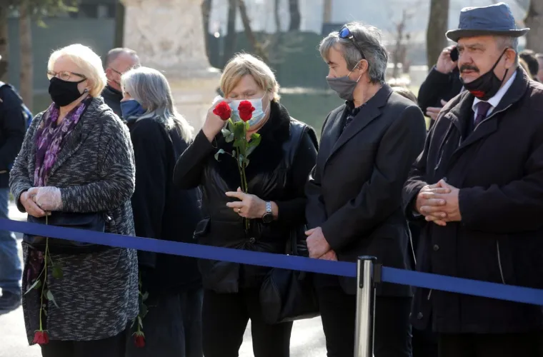 Pogledajte koliko se ljudi skupilo na Bandićevom sprovodu. Dopu&scaron;teno je 25 ljudi