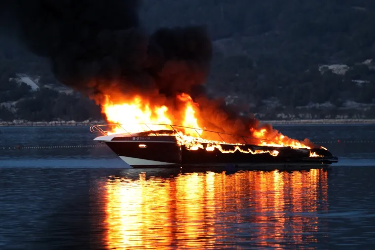 Drama u marini u Bilicama: Zapalila se jahta. Vatrogasci je gasili sat vremena. Potonula je sama od sebe