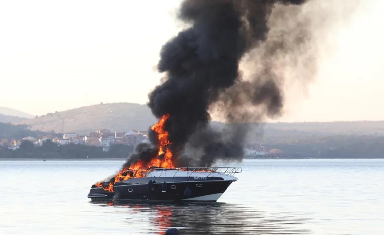 Drama u marini u Bilicama: Zapalila se jahta. Vatrogasci je gasili sat vremena. Potonula je sama od sebe