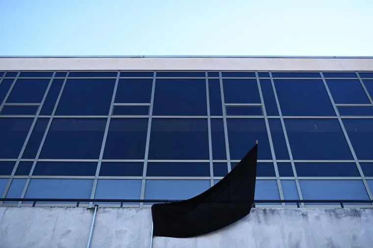 Zastave na pola koplja u čast Milana Bandića