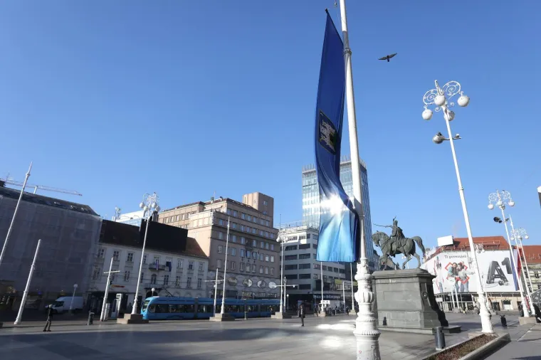 Zastave na pola koplja u čast Milana Bandića