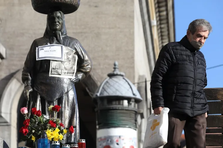 Zastave na pola koplja u čast Milana Bandića