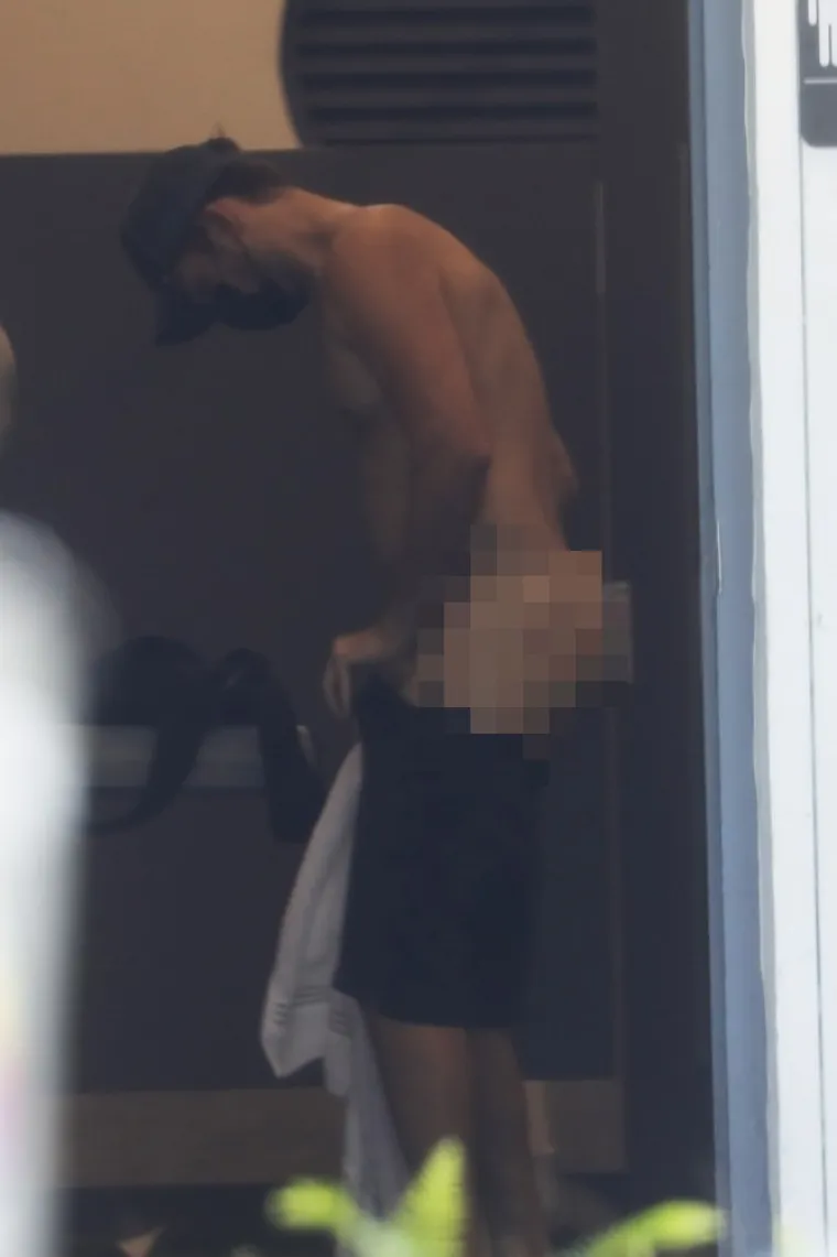 UPS! DOK SE PRESVLAČIO, SPAO MU JE RUČNIK: Popularnog glumca paparazzi su uhvatili bez hlača