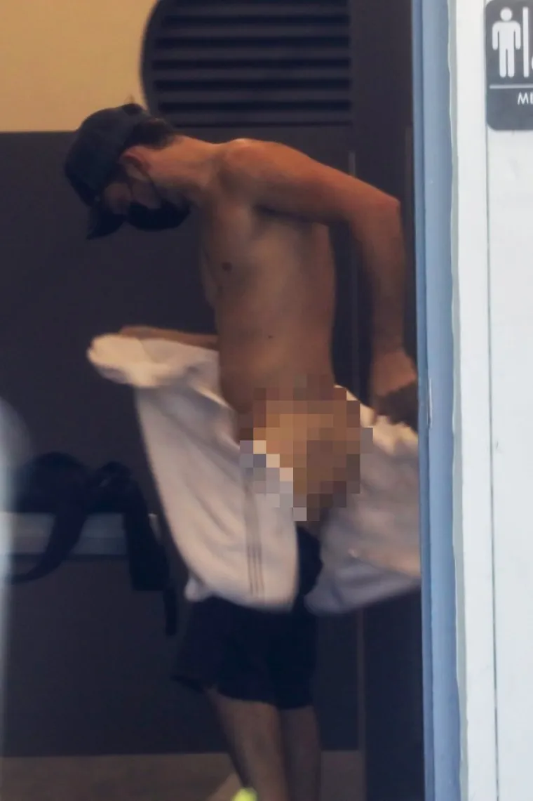 Kolumbijski glumac Mauricio Henao uživao je na plaži u Miamiju ne sluteći da ga snimaju paparazzi. Kad se u kabini presvlačio, spao mu je ručnik koji je razotkrio njegov mišićavi torzo. Foto: Profimedia