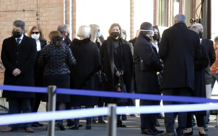 KAO DA MJERA NEMA; Masovno okupljanje na Bandićevom pogrebu, mnogi u suzama: 'Spasio si život mojoj kćeri...'