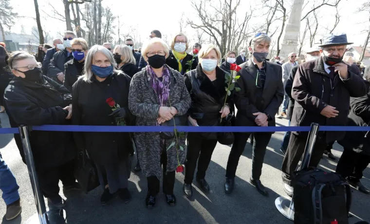 KAO DA MJERA NEMA; Masovno okupljanje na Bandićevom pogrebu, mnogi u suzama: 'Spasio si život mojoj kćeri...'