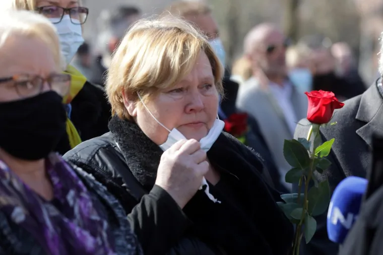KAO DA MJERA NEMA; Masovno okupljanje na Bandićevom pogrebu, mnogi u suzama: 'Spasio si život mojoj kćeri...'