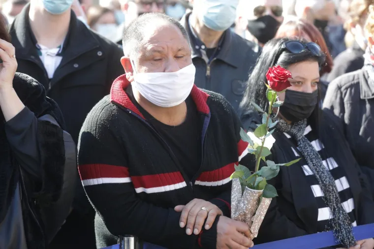 KAO DA MJERA NEMA; Masovno okupljanje na Bandićevom pogrebu, mnogi u suzama: 'Spasio si život mojoj kćeri...'