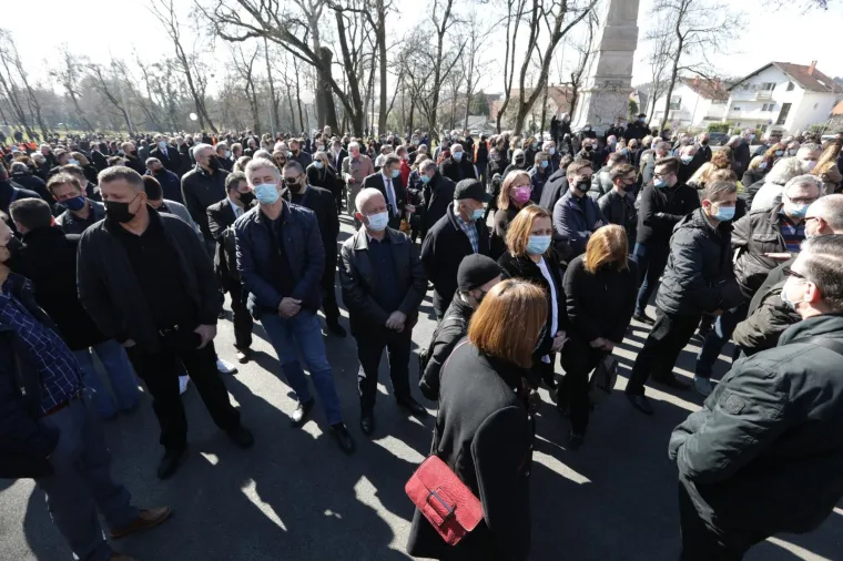 KAO DA MJERA NEMA; Masovno okupljanje na Bandićevom pogrebu, mnogi u suzama: 'Spasio si život mojoj kćeri...'