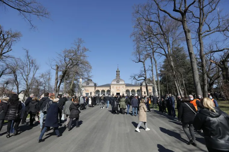 KAO DA MJERA NEMA; Masovno okupljanje na Bandićevom pogrebu, mnogi u suzama: 'Spasio si život mojoj kćeri...'