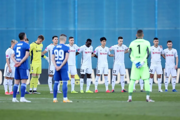 Kako je dan žalosti zbog smrti Milana Bandića, na stadionu nema nikakve muzike. Vladala je uoči utakmice tišina.