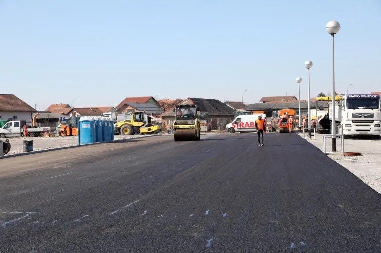 Od potresa u Petrinji pro&scaron;lo je 65 dana: Pogledajte kako izgleda svakodnevica u nezavr&scaron;enom kontejnerskom naselju
