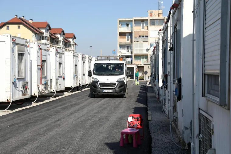 Od potresa u Petrinji pro&scaron;lo je 65 dana: Pogledajte kako izgleda svakodnevica u nezavr&scaron;enom kontejnerskom naselju