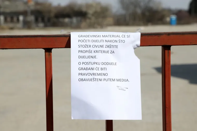 Prosvjed u Petrinji: Građani traže da im se podijeli građevinski materijal koji je doniran nakon potresa